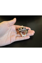 Load image into Gallery viewer, Queen of the Ocean Seashell Ring
