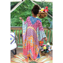 Load image into Gallery viewer, Intricate Demask Kimono
