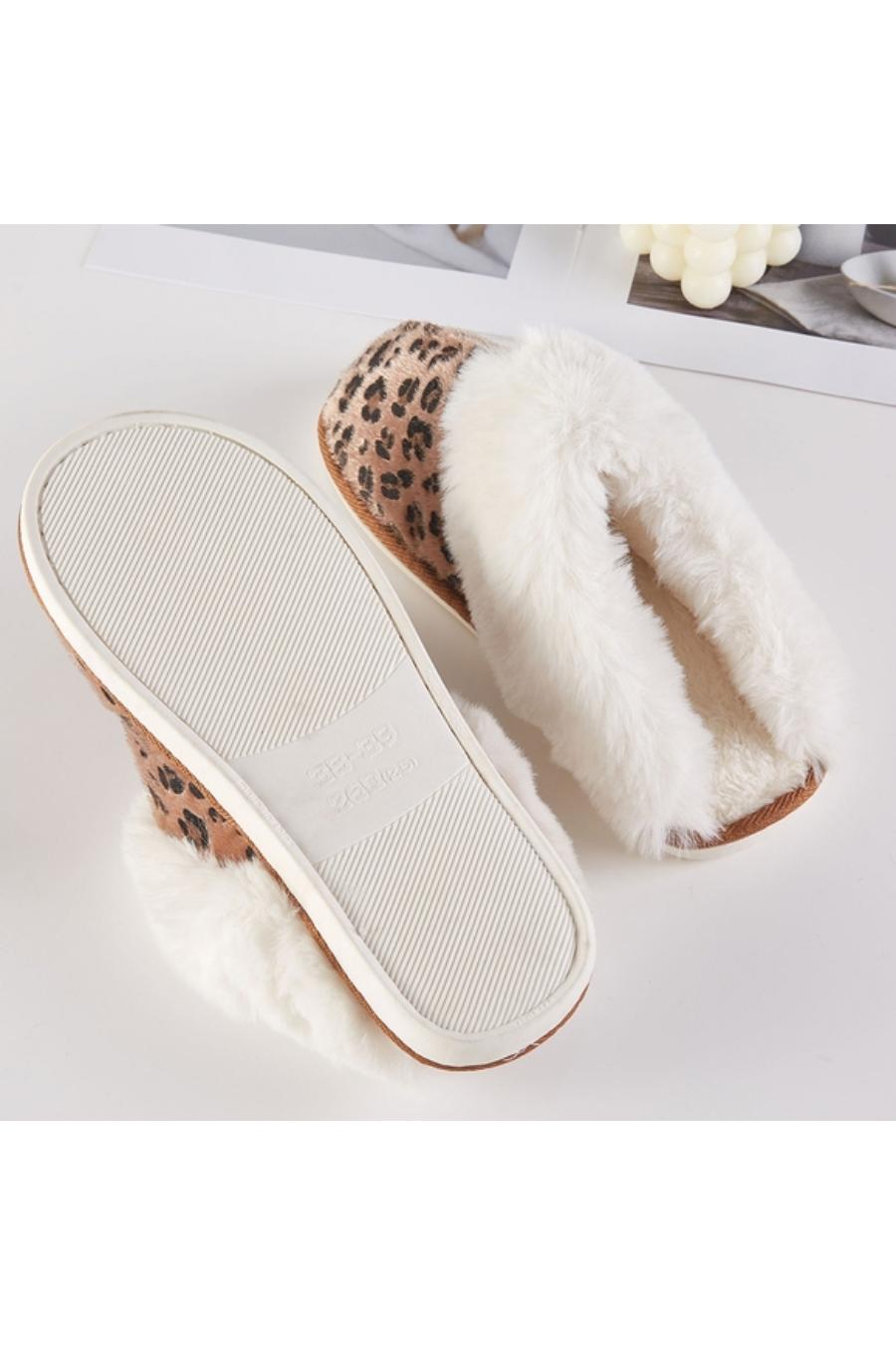 White fur lining slipper with leopard print.