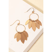 Load image into Gallery viewer, Metallic Circle Leaf Earrings
